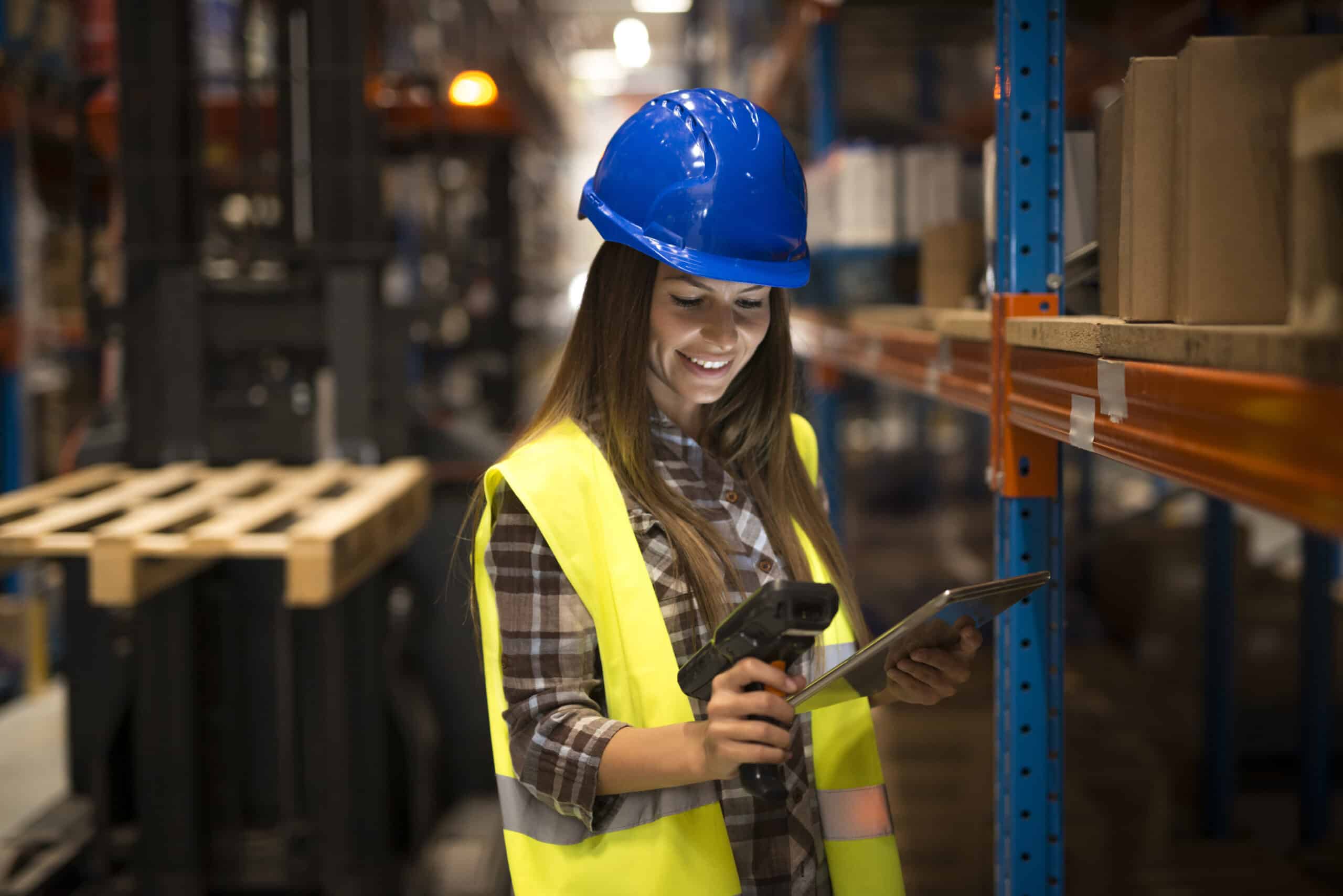 30 смен. Кладовщик женщина картинки. Девушка без груза. Female worker. Фотографии отделочных работников женщины.